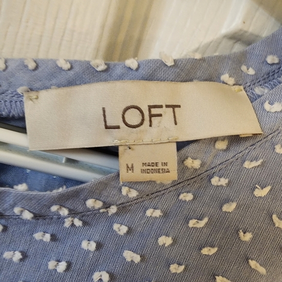 LOFT Sleeveless Textured Tie Waist Blouse Size Medium 100% Cotton Blue White Dot - Picture 2 of 10